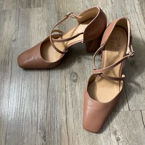 8.5M Naturalizer Tan Wedged Heel - Picture 3 of 4